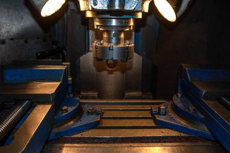 在工厂用液压机弯曲金属板一套机械加工金属零件工业金属切削刀具数控
